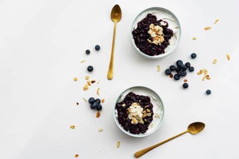 Petit déjeuner et yaourt bio