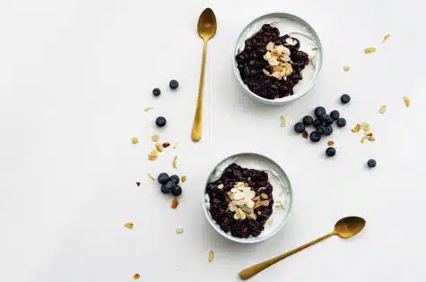Petit déjeuner et yaourt bio