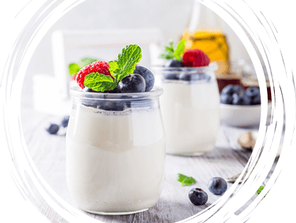 Pot de yaourt bio en verre avec des fruits