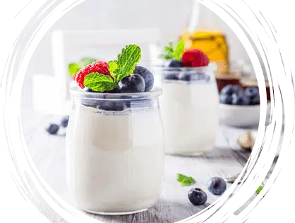 Pot de yaourt bio en verre avec des fruits