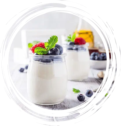 Pot de yaourt bio en verre avec des fruits