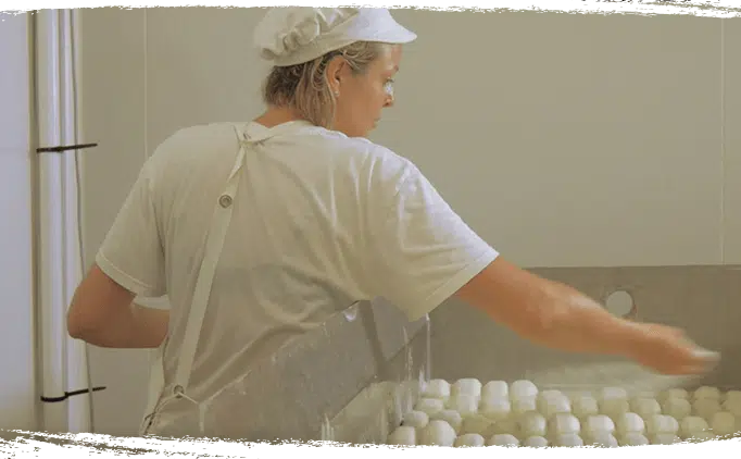 Salage à la main des fromages